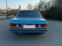 Gebraucht Mercedes E230 136 PS (100 kW) 1981 Blau Limousine