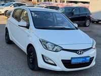 Gebraucht Hyundai i20 Edition 86 PS (63 kW) 2012 Coral white Kleinwagen