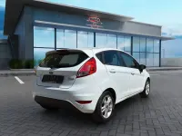 Gebraucht Ford Fiesta Trend 101 PS (74 kW) 2015 Weiß Kleinwagen