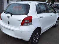 Gebraucht Toyota Yaris Life 69 PS (50 kW) 2010 Weiß Limousine