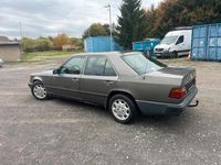 Gebraucht Mercedes E230 132 PS (97 kW) 1984 Braun Limousine