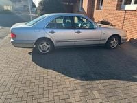 Gebraucht Mercedes E200 136 PS (100 kW) 1998 Silber Limousine