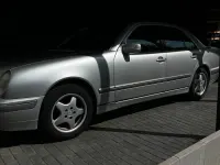Second-hand Mercedes E220 143 CP (105 kW) 2000 Argintiu Berlinǎ