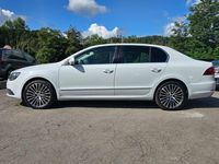Gebraucht Skoda Superb LAURIN & KLEMENT 170 PS (125 kW) 2015 Weiß Limousine