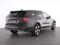 Używany Volvo V60 CC Plus 197 KM (144 kW) 2024 Szary Kombi