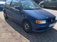 Gebraucht VW Polo 60 PS (44 kW) 1997 Blau Kleinwagen