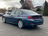 Gebraucht BMW 318 156 PS (114 kW) 2024 Arctic race blue metallic (metallic) Limousine