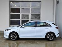 Neu Kia Ceed Play 101 PS (74 kW) 2025 Casa white Kleinwagen