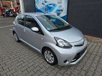 Gebraucht Toyota Aygo Cool 68 PS (50 kW) 2014 Silber Kleinwagen