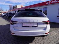 Gebraucht Skoda Superb Style 190 PS (139 kW) 2022 Moonweiß Kombi