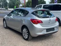 Gebraucht Opel Astra 101 PS (74 kW) 2013 Silber Limousine