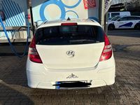 Gebraucht Hyundai i30 109 PS (80 kW) 2011 Weiß Kombi
