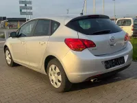 Usata Opel Astra 165 CV (121 kW) 2011 Argento Berlina