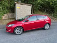 Gebraucht Ford Focus Titanium 125 PS (91 kW) 2012 Rot Limousine
