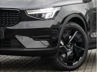 Neu Volvo XC40 Plus 163 PS (119 kW) 2026 Schwarz (onyx black / metallic) SUV
