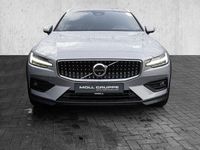 Gebraucht Volvo V60 CC Ultimate 197 PS (144 kW) 2023 Silver dawn / metallic Kombi