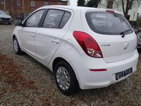 Gebraucht Hyundai i20 Classic 86 PS (63 kW) 2013 Coral white / sol Kleinwagen