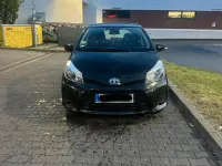 Gebraucht Toyota Yaris Hybrid 75 PS (55 kW) 2012 Schwarz Kleinwagen