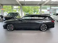 Gebraucht BMW 520 M Sport 197 PS (144 kW) 2024 Sophistograu brillanteffekt Kombi