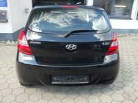 Gebraucht Hyundai i20 Edition 101 PS (74 kW) 2012 Schwarz Limousine