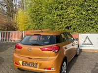 Gebraucht Hyundai i20 Basis 75 PS (55 kW) 2018 Orange Kleinwagen