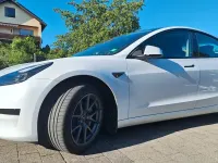 Używany Tesla Model 3 Standard Range 225 kW (306 KM) 2022 Biały Sedan/Limuzyna