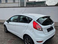 Gebraucht Ford Fiesta Trend 60 PS (44 kW) 2016 Weiß Kleinwagen