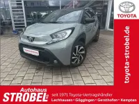 Neu Toyota Aygo X 72 PS (52 kW) 2025 Urban khaki, dach mysticschwar SUV