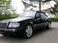 Używany Mercedes E220 Edition 150 KM (110 kW) 1997 Purpurowy Kabriolet