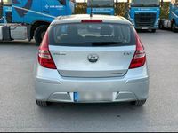 Gebraucht Hyundai i30 105 PS (77 kW) 2010 Silber Limousine