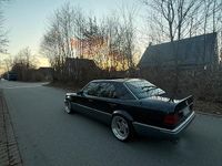 Gebraucht Mercedes E230 140 PS (102 kW) 1992 Schwarz Limousine