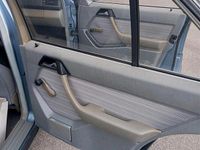 Gebraucht Mercedes E260 160 PS (117 kW) 1987 Blau Limousine