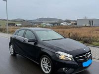 Gebraucht Mercedes A180 122 PS (89 kW) 2015 Schwarz Limousine