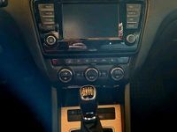 Gebraucht Skoda Octavia Ambition 150 PS (110 kW) 2015 Weiß Kleinwagen