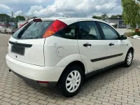 Usado Ford Focus 74 CV (54 kW) 2001 Blanco Berlina