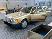 Gebraucht Mercedes E230 132 PS (97 kW) 1987 Gold Limousine