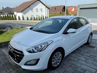 Gebraucht Hyundai i30 Trend 101 PS (74 kW) 2016 Weiß Limousine