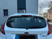 Gebraucht Ford Fiesta 70 PS (51 kW) 2011 Weiß Kleinwagen