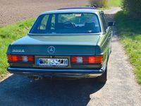 Gebraucht Mercedes E300 88 PS (64 kW) 1984 Grün Limousine