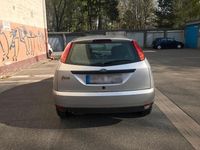 Second-hand Ford Focus 78 CP (57 kW) 1998 Argintiu Berlinǎ