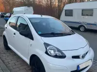 Gebraucht Toyota Aygo 69 PS (50 kW) 2010 Weiß Kleinwagen
