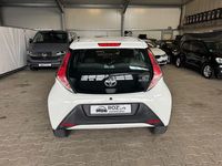 Gebraucht Toyota Aygo 69 PS (50 kW) 2014 Weiß Kleinwagen