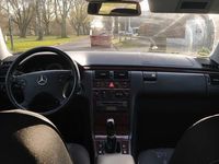 Gebraucht Mercedes E220 Classic 143 PS (105 kW) 2002 Blau Kombi