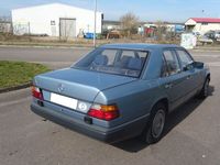 Gebraucht Mercedes E230 136 PS (100 kW) 1989 Blau Limousine