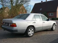 Gebraucht Mercedes E220 150 PS (110 kW) 1992 Silber Limousine