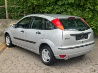 Usado Ford Focus 100 CV (73 kW) 2003 Plateado Berlina
