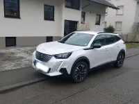 Gebraucht Peugeot e-2008 Allure 100 kW (136 PS) 2023 Weiß SUV