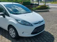 Gebraucht Ford Fiesta 60 PS (44 kW) 2012 Weiß Kleinwagen