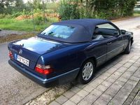 Gebraucht Mercedes E300 220 PS (161 kW) 1993 Blau Cabrio