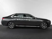 Gebraucht BMW 750e Sport Line 489 PS (359 kW) 2025 Sophistograu brillanteffekt metallic Limousine
